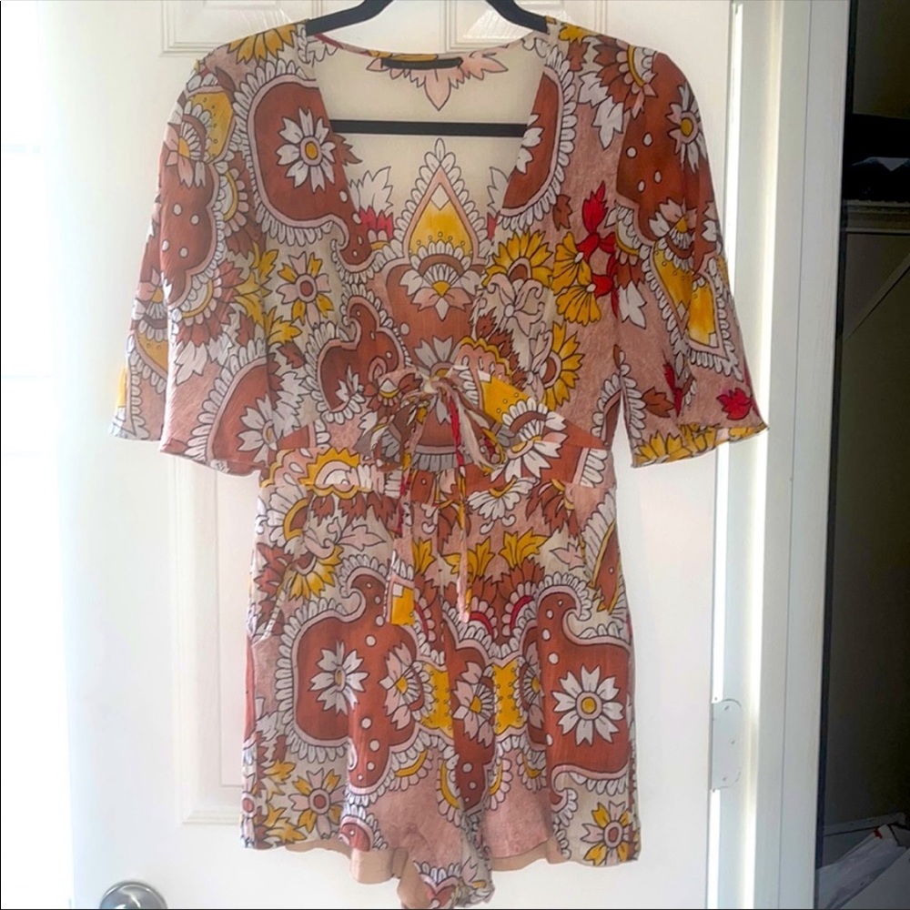 BEAUTIFUL ROMPER BELL SLEEVES SHORTS BCBG WORN ONCE SIZE X SMALL
